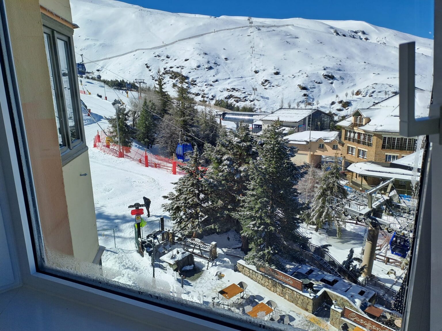 vista hacia el telecabina borreguiles y la pista el rio desde el apartamento impala 2C 1