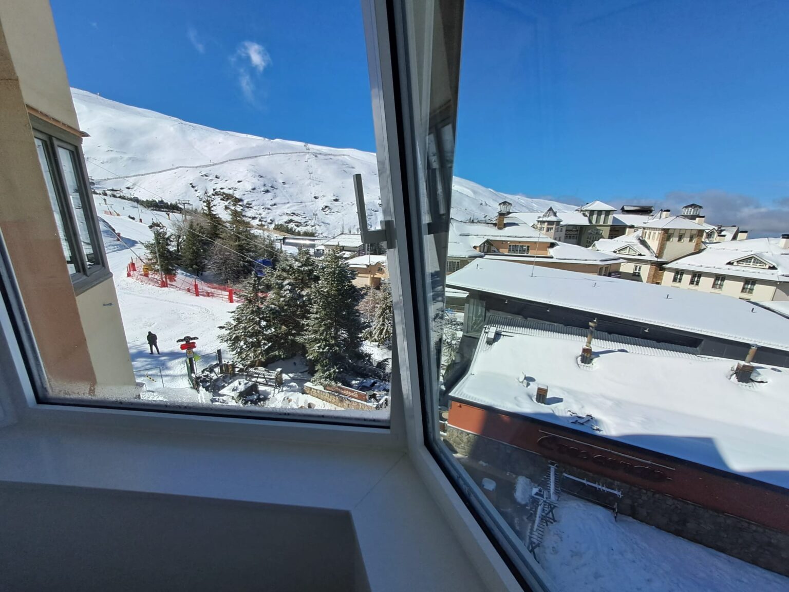 vista hacia el telecabina borreguiles y la pista el rio desde el apartamento impala 2C